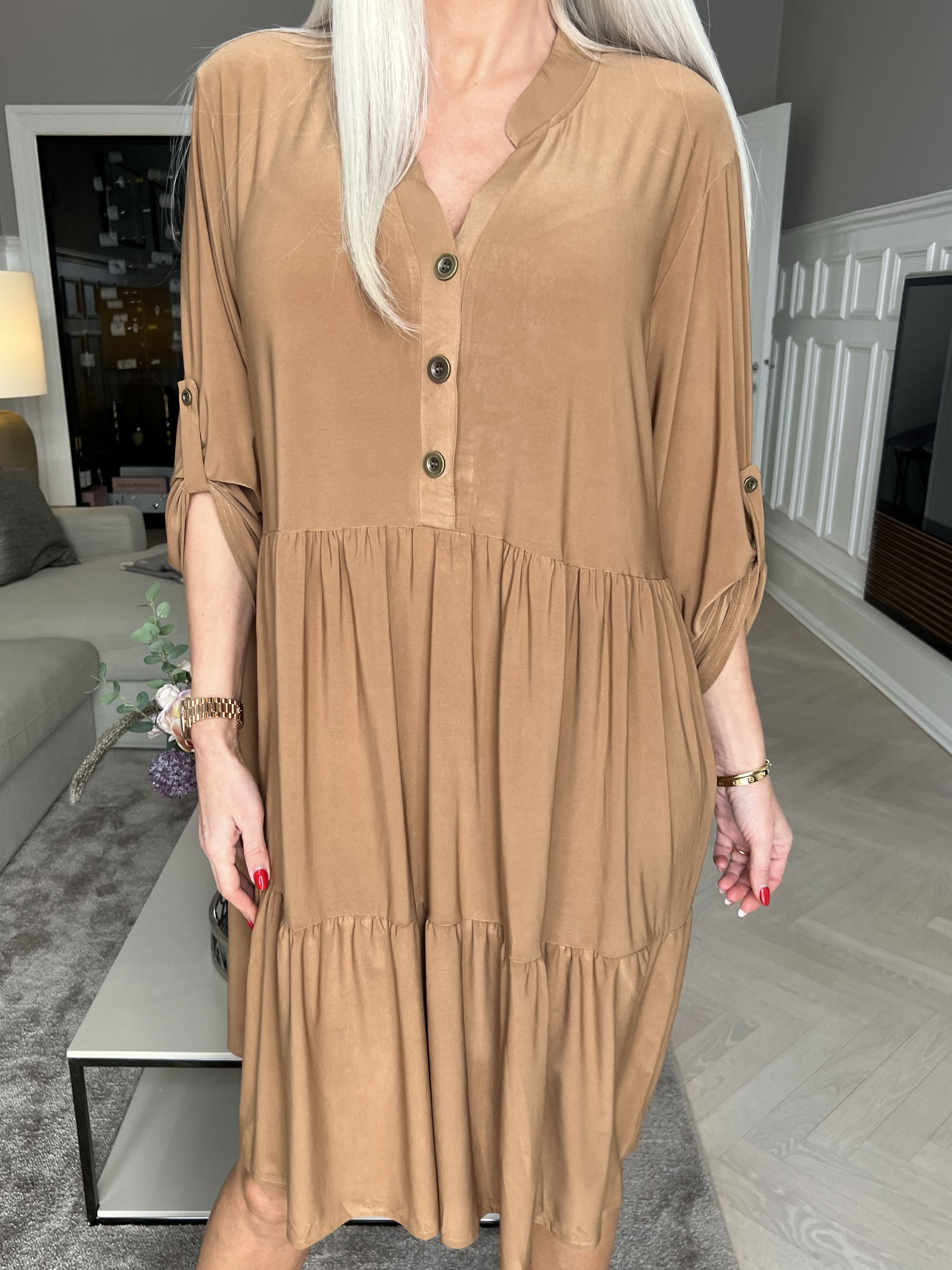 Milano Plain Midi - Ensfarvet kjole med lag på lag look